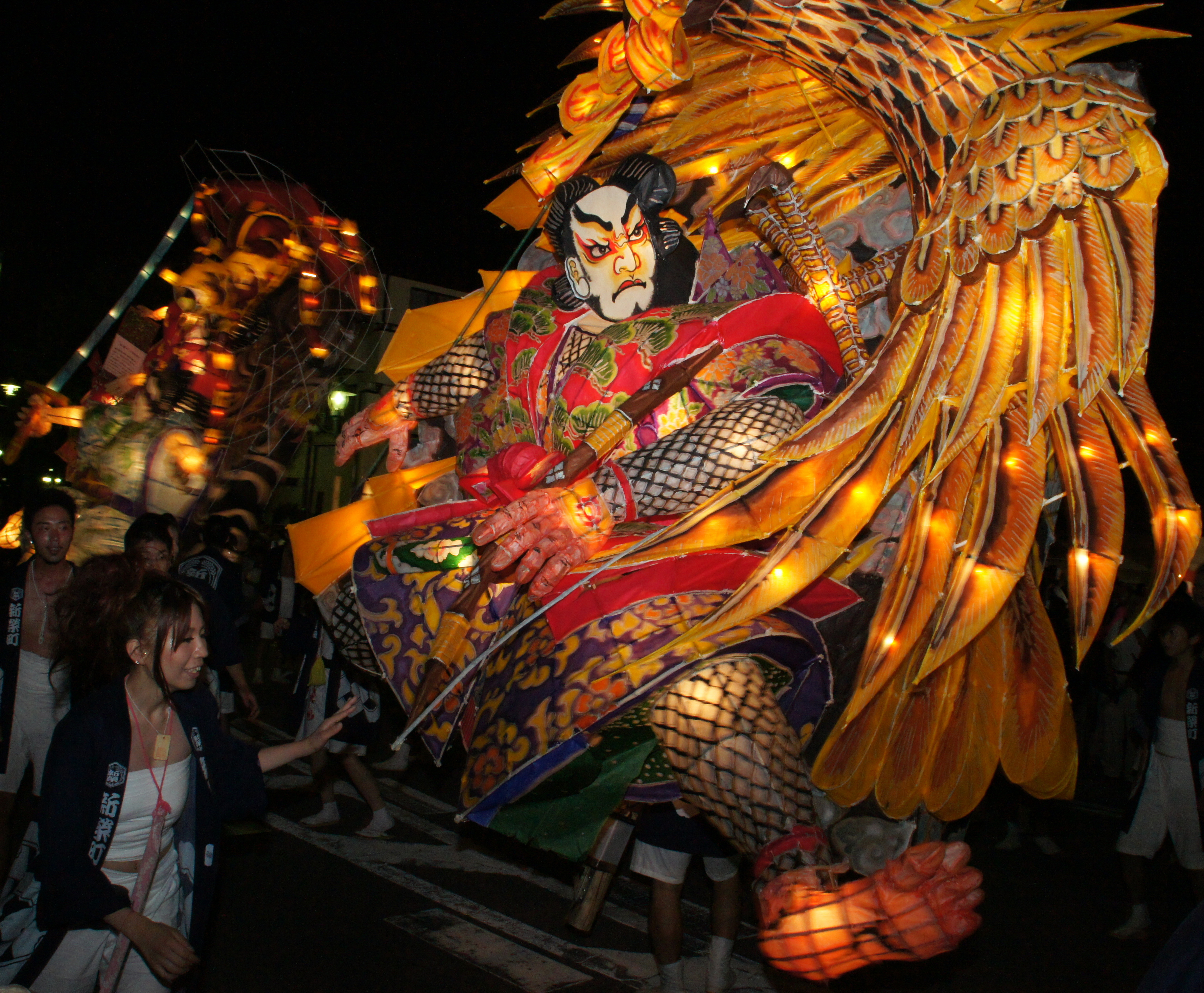 万燈と女性（2011優秀賞/photo:杉浦孟悟）