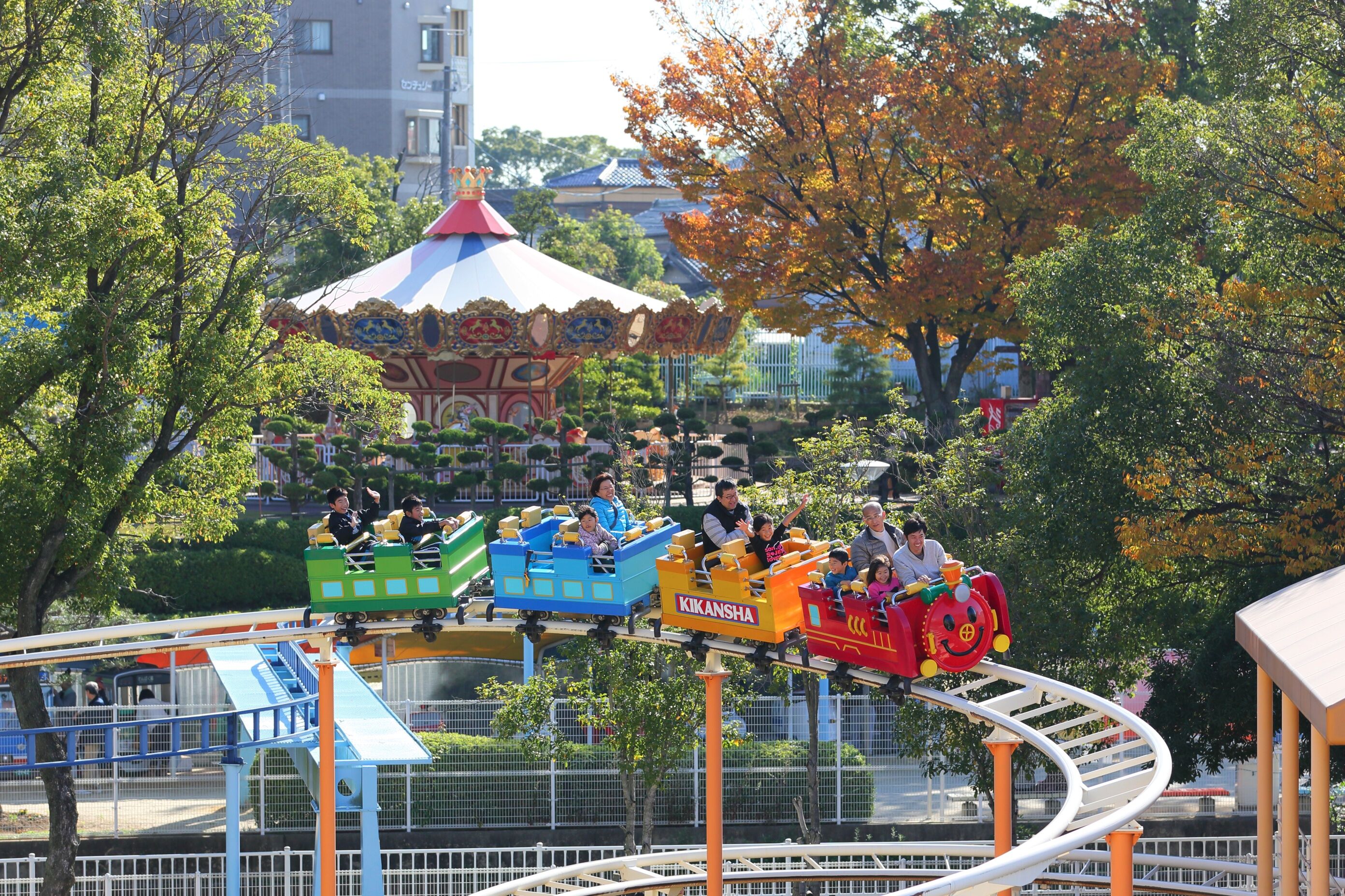 親子連れに大人気　交通児童遊園